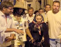 Madonna Tampak Renta Dituntun Pacar Berondongnya Di Liburan Di Italia