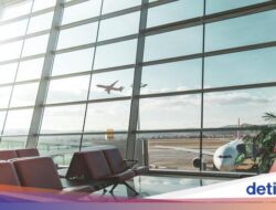 Penerbangan Dibatalkan Lantaran Badai, Penumpang Ngemper Tidur Di Bandara