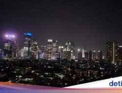 Menikmati Pemandangan Pencakar Langit Jakarta Di Tanjakan 13